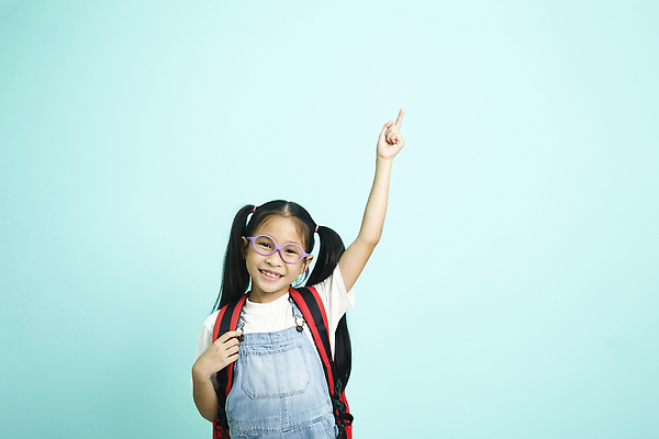 포토 JPG 해외이미지 학생 응시 교육 딸 행복 어린이 통신 교실 학교 수업 거리 주택 실내 한명 미소 사람 학습 스터디 컴퓨터 교사 기쁨 개발 소셜 온라인강의 네트워킹 해외202309 해외포토 직업 1 시선 감정 가족 표정 내부 건물 전자제품 네트워크 강의 파일형식 언택트