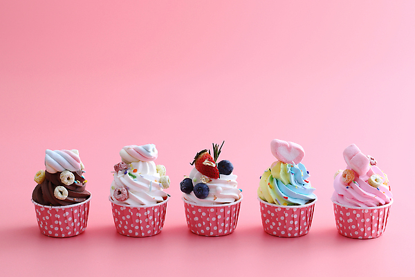 포토 JPG 해외이미지 딸기 사람없음 장식 여러개 하트 달콤 컵케이크 시리얼 생크림 블루베리 일렬 마시멜로우 금박장식 스프링클 분홍색배경 해외202309 해외포토 모양 음식 분홍색 다수 백그라운드 과일 디저트 케이크 맛 크림 파일형식