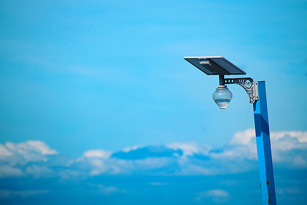 포토 JPG 해외이미지 공공시설 산업 백그라운드 가로등 하늘 사람없음 야외 여름 파란색 빛 햇빛 태양 환경 힘 재활용 장비 램프 그린에너지 보호 에코 친환경 생태계 유지 혁명 생태학 카피스페이스 해외202309 해외포토 자연요소 계절 교육 컬러 컨셉 조명 공백 에너지 시설 파일형식