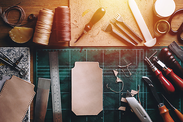 포토 JPG 해외이미지 사람없음 도구 가죽 책상 오브젝트 수공예 DIY 가죽공예 공예가 소가죽 해외202309 해외포토 가구 취미 공예 파일형식