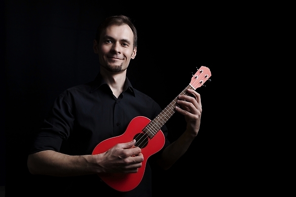 포토 JPG 해외이미지 행복 음악 놀이 한명 취미 빨간색 음악가 기타 해외202309 해외포토 직업 1 감정 컬러 현악기 문화예술 사람 파일형식