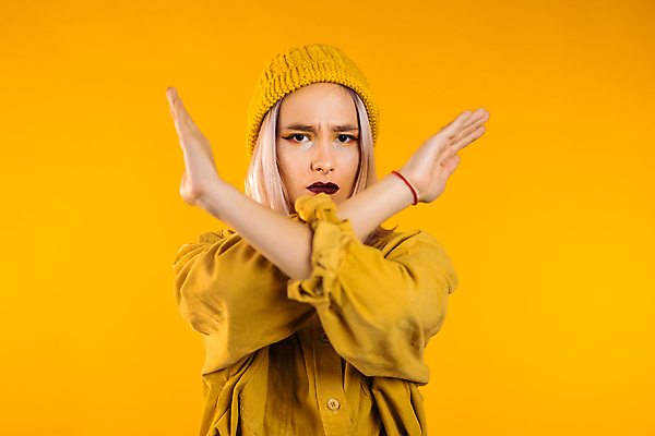 포토 JPG 해외이미지 백인 모델 여자 감정 얼굴 백그라운드 비즈니스 갈색머리 실내 한명 사람 성인 뷰티 금지 분노 흰색 표현 찡그림 좌절 충돌 거절 종업원 사인 고민 문제 불만 종료 나쁜 고립 그만 부정적 싫은 트러블 해외202309 해외포토 서양인 직업 1 헤어스타일 컬러 컨셉 표정 내부 신체부위 파일형식