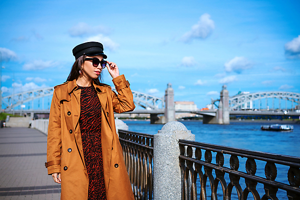 포토 JPG 해외이미지 백인 라이프스타일 긴머리 드레스 옷 행복 감정 유럽 여행 하늘 휴가 거리 한명 야외 물 선글라스 뷰티 유행 여행객 봄 기쁨 산책로 코트 도시 고급 미녀 캡모자 화창 스타일 해외202309 해외포토 자연요소 서양인 모자_잡화 1 헤어스타일 계절 나라 안경 길 컨셉 날씨 사람 생활 외투 미인 파일형식