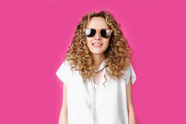 포토 JPG 해외이미지 스튜디오촬영 모델 직업 학생 응시 여자 감정 포즈 사업가 청소년 성공 고글 갈색머리 실내 한명 서기 미소 웃음 사람 가로 유행 교사 기쁨 표현 비즈니스우먼 자신감 시원함 자르기 긍정 슛 펑키 팔 교차 프리랜서 스타일 힙스터 해외202309 해외포토 1 헤어스타일 시선 패션 컨셉 비즈니스 모션 표정 내부 신체부위 직장인 파일형식