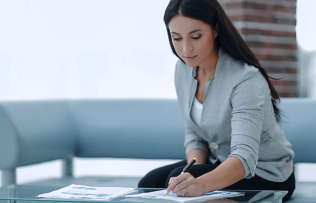 포토 JPG 해외이미지 백인 직업 1 라이프스타일 응시 여자 백그라운드 회사 비즈니스 사업가 성공 노동자 직장 실내 한명 미소 사람 앉기 정장 성인 사무실 뷰티 흰색 업무 비즈니스우먼 자신감 스마트 책상 직원 경영자 비서 경영 배려 해외202309 해외포토 서양인 시선 옷 감정 컬러 가구 컨셉 모션 표정 내부 생활 작업 직장인 리더 파일형식