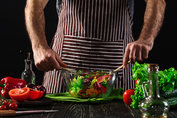포토 JPG 해외이미지 손 남자 토마토 파프리카 건강 요리 한명 상반신 성인 신선 양상추 올리브오일 유리그릇 식칼 나무숟가락 섞기 성인남자한명만 해외202309 해외포토 1 그릇 채소 유리 주방용품 사람 신체부위 숟가락 기름_음식 남자한명만 성인남자만 파일형식