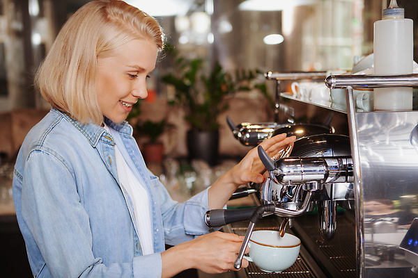 포토 JPG 해외이미지 직업 라이프스타일 여자 행복 커피 음료 사업가 아침 노동자 실내 한명 컵 뷰티 식당 기계 카페 빵집 도시 업무 비즈니스우먼 뜨거움 자신감 아침식사 웨이트리스 종업원 계산대 직원 서비스 경영자 바리스타 카푸치노 카페테리아 주인 고용 라떼 아라비카 제빵사 중소기업 맛있는 해외202309 해외포토 주간 1 식기 감정 회사 비즈니스 사람 내부 생활 상점 식사 구직 작업 직장인 리더 채용 파일형식