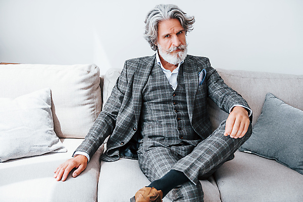 포토 JPG 해외이미지 할아버지 노년 남자 비즈니스 수염 실내 한명 앉기 정장 앞모습 소파 비즈니스맨 우아함 노인남자한명만 해외202309 해외포토 1 옷 뷰포인트 컨셉 의자 모션 사람 성인 내부 직장인 남자한명만 노인남자만 파일형식