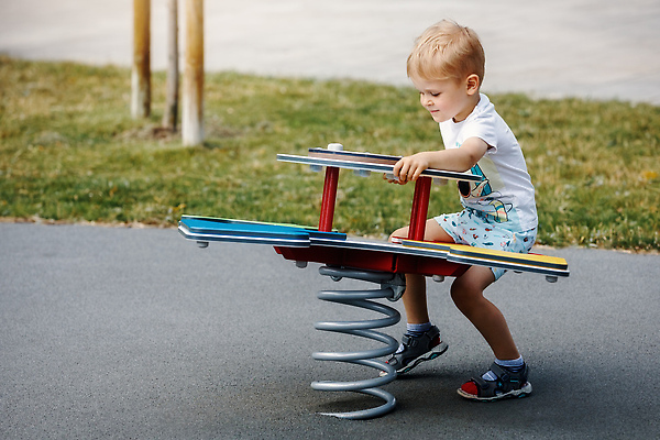 포토 JPG 해외이미지 라이프스타일 공원 남자 행복 얼굴 어린이 반바지 놀이 휴가 한명 사람 앉기 소년 야외 뷰티 맑음 봄 유치원 장비 게임 흰색 닫기 놀이터 승차 작음 그네 해외202309 해외포토 1 계절 공공시설 교육 감정 컬러 바지 모션 날씨 생활 신체부위 크기 파일형식
