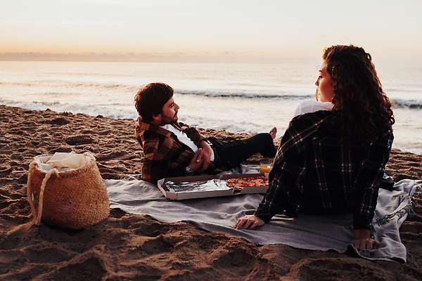 포토 JPG 해외이미지 커플 행복 바다 관계 청소년 피자 함께함 사랑 해변 두명 물 소풍 일출 새벽 담요 해외202309 해외포토 자연요소 감정 컨셉 패스트푸드 서양음식 사람 야외활동 노을 파일형식