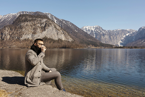포토 JPG 해외이미지 백인 라이프스타일 남자 행복 호수 커피 음료 겨울 하늘 날씨 휴가 휴식 산 건강 한명 사람 야외 물 파란색 뷰티 맑음 기쁨 꿈 추위 코트 흰색 최고 긍정 눈내림 해외202309 해외포토 자연요소 서양인 1 계절 감정 컬러 컨셉 눈_날씨 생활 외투 파일형식