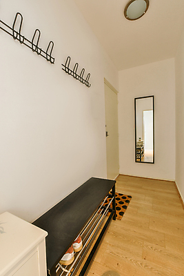 포토 JPG 해외이미지 사람없음 인테리어 문 공간 거울 방 고리 신발장 해외202309 해외포토 디자인 파일형식