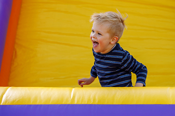 포토 JPG 해외이미지 라이프스타일 남자 행복 얼굴 어린이 포즈 장난 모션 기념 건강 미소 웃음 소년 야외 두명 여름 컬러풀 노란색 점프 기쁨 분노 표현 뜨거움 입 놀이터 고무 튕기기 폭풍우 카피스페이스 해외202309 해외포토 계절 감정 컬러 놀이 표정 사람 생활 신체부위 공백 비_날씨 자연재해 파일형식