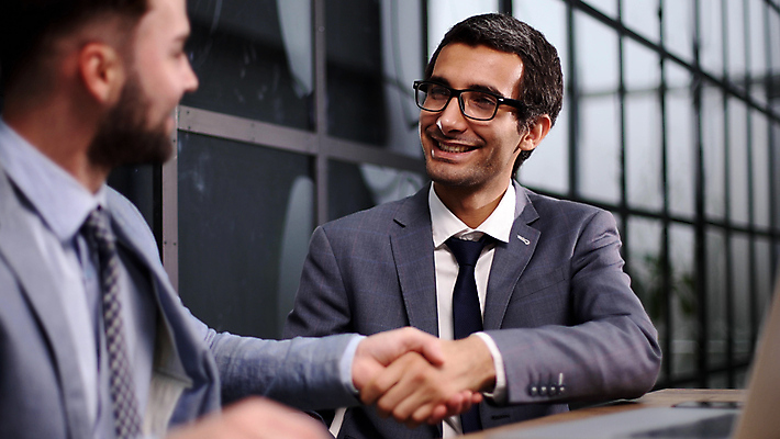 포토 JPG 해외이미지 직업 남자 40대 2 회사 비즈니스 사업가 관계 모션 협력 설계 악수 실내 관리 대화 사람 앉기 20대 두명 사무실 방 인사 작업 비즈니스맨 비즈니스우먼 그룹 수술 동료 직원 흔들림 문서 히스패닉 경영 주목 해외202309 해외포토 여자 중년 컨셉 의학 말하기 손짓 청년 내부 치료 예절 직장인 파일형식