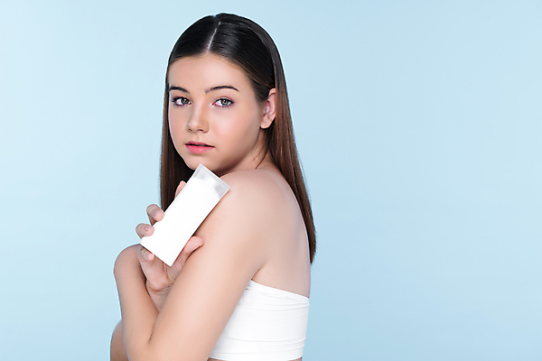 포토 JPG 해외이미지 모델 여자 백그라운드 한명 들기 상반신 성인 앞모습 화장품 우아함 피부 크림 성인여자한명만 해외202309 해외포토 1 뷰포인트 컨셉 모션 사람 신체부위 뷰티 여자한명만 성인여자만 파일형식