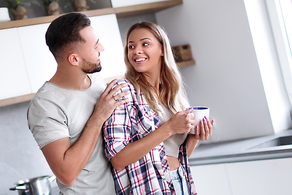 포토 JPG 해외이미지 라이프스타일 커플 여자 남자 행복 커피 2 가족 관계 아침 남편 휴식 아파트 주택 함께함 실내 사랑 사람 내부 두명 컵 뷰티 주방 기쁨 낭만 머그컵 잡기 아내 아침식사 해외202309 해외포토 주간 식기 감정 음료 컨셉 모션 건물 생활 식사 파일형식