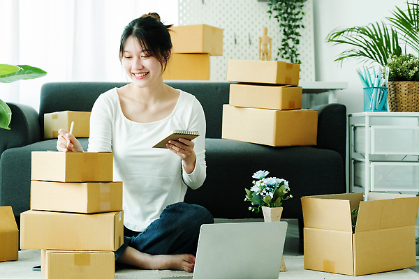 포토 JPG 해외이미지 여자 실내 한명 들기 앉기 동양인 성인 노트북 소파 쌓기 기록 택배 택배상자 박스포장 스프링수첩 온라인쇼핑몰 성인여자한명만 해외202309 해외포토 1 의자 포장 모션 사람 인종 내부 전자제품 상자 다이어리 운송업 쇼핑몰 온라인 여자한명만 성인여자만 파일형식