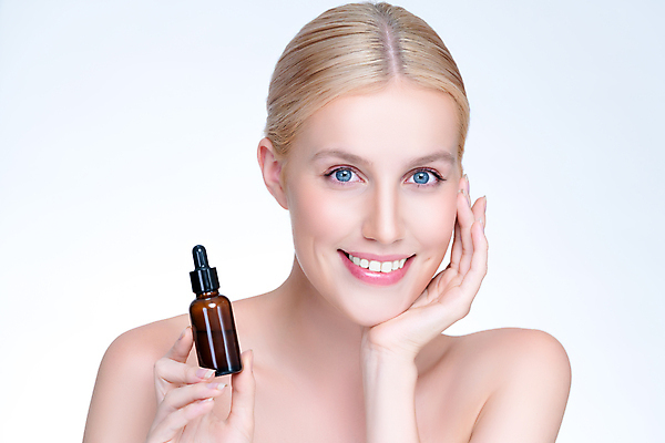 포토 JPG 해외이미지 응시 여자 한명 들기 상반신 성인 앞모습 뷰티 턱괴기 앰플 성인여자한명만 해외202309 해외포토 1 시선 뷰포인트 모션 사람 여자한명만 성인여자만 파일형식