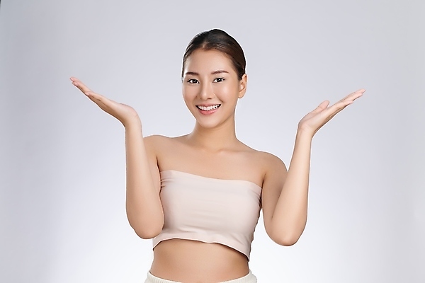 포토 JPG 해외이미지 모델 응시 여자 얼굴 한명 동양인 손짓 상반신 성인 앞모습 뷰티 우아함 피부 순수 성인여자한명만 해외202309 해외포토 1 시선 뷰포인트 컨셉 모션 사람 인종 신체부위 여자한명만 성인여자만 파일형식