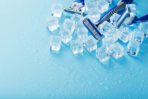 포토 JPG 해외이미지 사람없음 파란색 얼음 시원함 면도기 카피스페이스 해외202309 해외포토 자연요소 컬러 위생용품 공백 파일형식