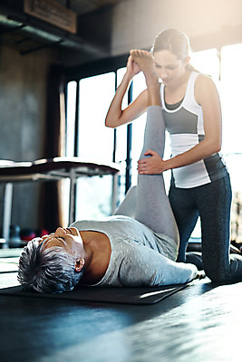 포토 JPG 해외이미지 전신 여자 노년 창문 들기 성인 두명 옆모습 운동복 눕기 운동 햇빛 스트레칭 매트 도움 체육관 트레이너 간이침대 다리들기 물리치료사 재활 여자만 해외202309 해외포토 옷 뷰포인트 컨셉 모션 건강 사람 치료 태양 헬스 침대 치료사 파일형식