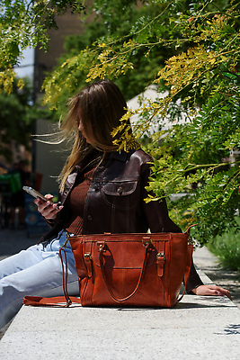 포토 JPG 해외이미지 직업 손 디자인 여자 유럽 여행 백그라운드 가방 오렌지 비즈니스 배낭 서기 앉기 사람없음 사무실 유행 핸드백 수확 짐 도시 업무 화려 지갑 고급 우아함 주머니 가죽 오브젝트 대리석 시멘트 수납 경영 구식 스트랩 콘크리트 스타일 해외202309 해외포토 잡화 나라 컨셉 농업 과일 재료 모션 사람 신체부위 작업 파일형식