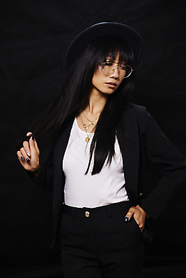 포토 JPG 해외이미지 모델 라이프스타일 옷 여자 행복 백그라운드 한명 사람 동양인 성인 뷰티 유행 우주 흰색 자신감 우아함 시원함 베트남 스타일 해외202309 해외포토 1 감정 컬러 컨셉 인종 생활 동남아시아 파일형식