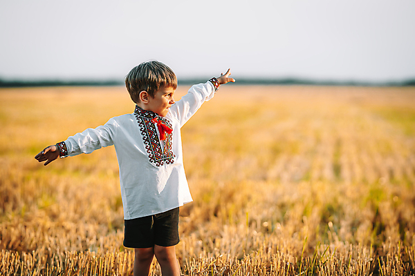 포토 JPG 해외이미지 행복 감정 유럽 어린이 백그라운드 밭 자연 미래 사랑 한명 풍경 소년 야외 파란색 컬러풀 평화 자유 수확 시골 아기 잡기 밀 심볼 전쟁 세대 애국심 독립 돌봄 무료 우크라이나 전국 필승 해외202309 해외포토 1 남자 나라 컬러 컨셉 농업 모션 곡류 사람 우승 생태계 파일형식