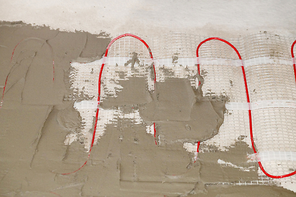 포토 JPG 해외이미지 산업 바닥 주택 실내 따뜻함 사람없음 쌓기 장비 에너지 업무 뜨거움 연결 아래 시멘트 철사 시스템 난방 튜브 온도 감싸기 라디에이터 설치 콘크리트 공급 신청 안락 해외202309 해외포토 컨셉 모션 내부 건물 작업 방향 위치 파일형식