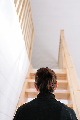 포토 JPG 해외이미지 백인 1 디자인 여자 감정 가구 백그라운드 컨셉 생각 건축양식 사다리 아침 추상 스트레스 주택 갈색머리 건강 한명 사람 내부 목재 계단 방 좌절 고독 긴장 리빙 단계 고립 돌봄 우울증 혼자 해외202309 해외포토 주간 서양인 나무 헤어스타일 건축 생활용품 무늬 재료 모션 건물 도구 질병 파일형식