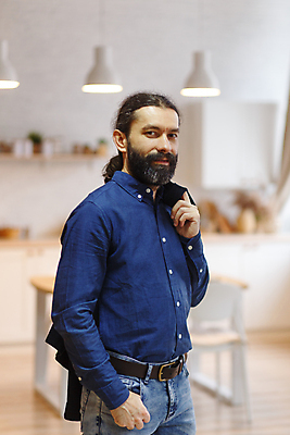 포토 JPG 해외이미지 백인 1 라이프스타일 디자인 응시 남자 행복 얼굴 백그라운드 컨셉 셔츠 성공 아침 수염 아파트 주택 실내 한명 미소 사람 성인 내부 주방 기쁨 방 흰색 램프 잡기 업무 주말 다락방 심각 스타일 해외202309 해외포토 주간 서양인 시선 감정 컬러 상의 모션 조명 표정 건물 생활 신체부위 작업 파일형식