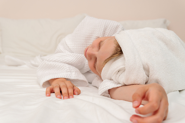 포토 JPG 해외이미지 라이프스타일 여자 행복 커피 어린이 백그라운드 생각 호텔 아침 수영장 건강 한명 미소 사람 수건 뷰티 머리 유행 스파 목욕 욕실 흰색 침대 아기 목욕가운 개울 피부 해적 돌봄 샤워실 위생관리 스타일 카피스페이스 안락 해외202309 해외포토 주간 1 감정 음료 컬러 가구 컨셉 모션 숙소 표정 관리 생활 신체부위 강 위생용품 청결 공백 가운 도둑 샤워시설 파일형식