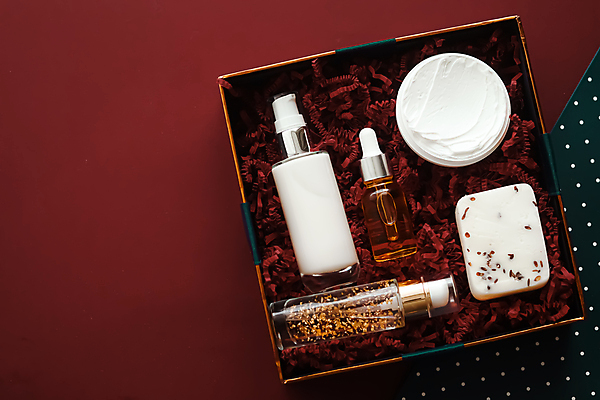 포토 JPG 해외이미지 선물 사람없음 빨간색 세트 상자 화려 병 크림 피부관리 비누 패키지 스킨로션 해외202309 해외포토 식기 컬러 컨셉 위생용품 뷰티 화장품 파일형식