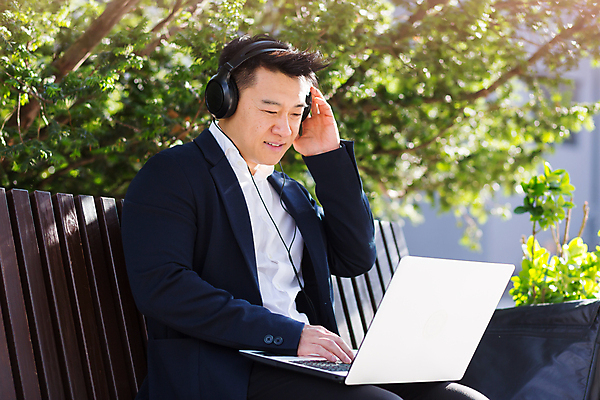 포토 JPG 해외이미지 공원 남자 잎 벤치 한명 앉기 동양인 상반신 성인 야외 노트북 헤드셋 음악감상 비즈니스맨 출장 성인남자한명만 해외202309 해외포토 식물 1 공공시설 음향기기 의자 비즈니스 모션 사람 인종 전자제품 헤드폰 감상 직장인 남자한명만 성인남자만 파일형식
