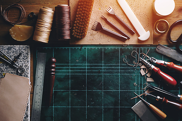 포토 JPG 해외이미지 사람없음 도구 작업 작업실 가죽 책상 오브젝트 수공예 DIY 가죽공예 공예가 플랫레이 해외202309 해외포토 가구 취미 플랫 공예 파일형식