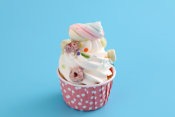 포토 JPG 해외이미지 사람없음 장식 한개 달콤 컵케이크 시리얼 생크림 파란배경 마시멜로우 스프링클 해외202309 해외포토 1 음식 백그라운드 디저트 파란색 케이크 맛 크림 파일형식