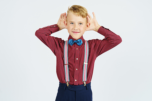 포토 JPG 해외이미지 남자 어린이 한명 소년 상반신 앞모습 10대 스터디 듣기 스마트 흰배경 소년한명만 해외202309 해외포토 1 뷰포인트 백그라운드 컨셉 모션 청소년 사람 학습 흰색 남자한명만 소년만 파일형식