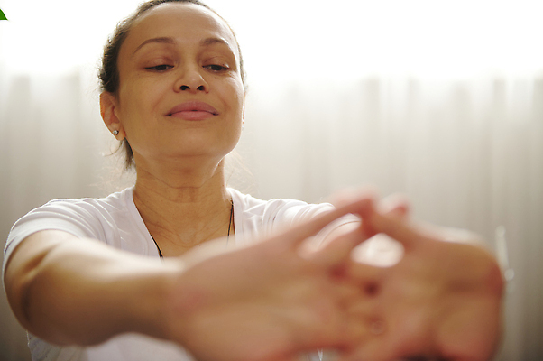 포토 JPG 해외이미지 라이프스타일 웰빙 행복 스포츠 요가 휴식 실내 건강 한명 사람 인테리어 운동 뷰티 스트레칭 화목 임신 매트 출산 아프리카인 예측 연습 태교 아사나자세 해외202309 해외포토 외국인 1 디자인 감정 컨셉 내부 생활 요가자세 파일형식