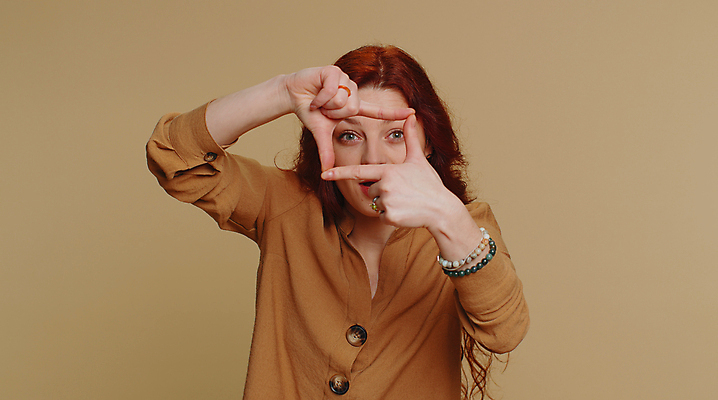 포토 JPG 해외이미지 백인 라이프스타일 여자 창문 손가락 상상 성공 아이디어 프레임 실내 관리 창조 한명 사람 카메라 목표 자르기 사진사 집중 그림 비전 보여주기 생강 책임자 빨간머리 고립 관심 구성 순간 승인 밀레니얼 해외202309 해외포토 서양인 1 헤어스타일 손 컨셉 채소 모션 내부 생활 경제 전자제품 작가 파일형식