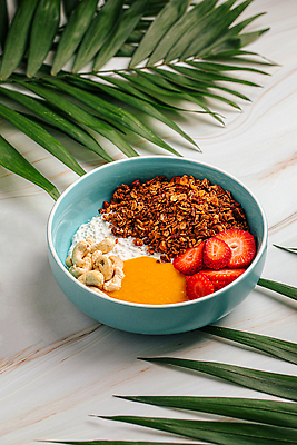 포토 JPG 해외이미지 열매 음식 딸기 아침 디저트 건강 사람없음 세로 식사 카페 견과류 사발 달콤 아침식사 낟알 시리얼 메뉴 유기농 요거트 내추럴 뮤즐리 오트밀 캐슈넛 그래놀라 해외202309 해외포토 주간 식물 웰빙 과일 유제품 상점 사기그릇 맛 파일형식 귀리