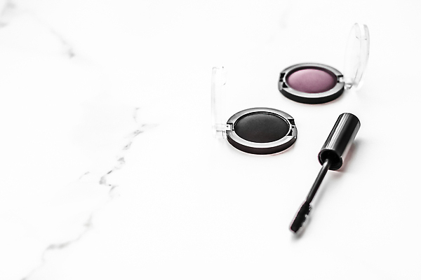 포토 JPG 해외이미지 사람없음 보라색 검은색 원형 흰배경 마스카라 대리석 아이섀도 마블링 카피스페이스 해외202309 해외포토 도형 컬러 백그라운드 재료 화장품 공백 흰색 파일형식