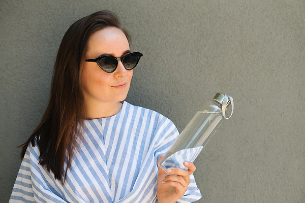 포토 JPG 해외이미지 라이프스타일 디자인 여자 행복 음료 백그라운드 컨셉 가방 자연 유리 건강 관리 한명 사람 초록색 물 우주 재활용 회색 금지 마시기 직물 잡기 플라스틱 에코 유기농 생태계 심플 긍정 유지 낭비 영 돌봄 무료 해외202309 해외포토 자연요소 1 웰빙 잡화 감정 컬러 모션 재질 생활 숫자 환경 친환경 파일형식