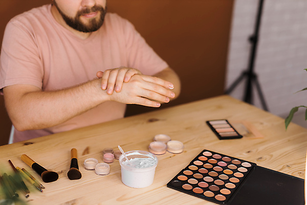 포토 해외이미지 남자 중년 전등 실내 한명 상반신 앞모습 스마트폰 화장 화장용품 방송 화장대 과정 리뷰 소셜네트워크 중년남자한명만 크리에이터 뷰티크리에이터 1인미디어 영상촬영 해외202309 해외포토 직업 1 뷰포인트 가구 컨셉 조명 사람 성인 내부 핸드폰 스마트기기 뷰티 촬영 미용용품 남자한명만 중년남자만 파일형식