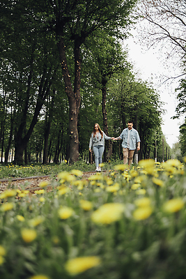 포토 JPG 해외이미지 백인 라이프스타일 커플 여자 남자 꽃 행복 셔츠 관계 남편 함께함 사랑 성인 두명 초록색 태양 봄 산책 기쁨 아내 날짜 민들레 승낙 비만 빨간머리 해외202309 해외포토 자연요소 서양인 식물 헤어스타일 계절 감정 컬러 컨셉 상의 휴식 사람 생활 몸매 파일형식
