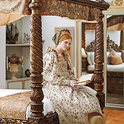 포토 JPG 해외이미지 응시 드레스 여자 실내 한명 앉기 성인 책 독서 뷰티 반사 궁전 공간 거울 침대 고급 우아함 머리장식 귀족 르네상스 성인여자한명만 해외202309 해외포토 1 시선 옷 가구 컨셉 고건축 모션 사람 내부 장식 여자한명만 성인여자만 파일형식