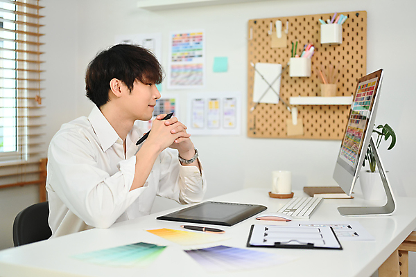 포토 JPG 해외이미지 디자인 응시 남자 종이 비즈니스 설계 한명 앉기 상반신 성인 모니터 계획 디자이너 책상 UI 성인남자한명만 해외202309 해외포토 직업 1 시선 가구 컨셉 모션 사람 컴퓨터 남자한명만 성인남자만 파일형식