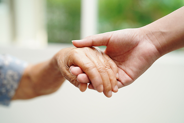 포토 JPG 해외이미지 손 커플 여자 행복 아시아 아들 할머니 어린이 여행 2 가족 관계 엄마 함께함 건강 사랑 미소 사람 동양인 소년 성인 사람없음 희망 산책 아기 잡기 아빠 주기 세대 돌봄 옛날 조부모 지원 헬프 해외202309 해외포토 노년 남자 감정 나라 컨셉 모션 휴식 표정 인종 신체부위 도움 파일형식