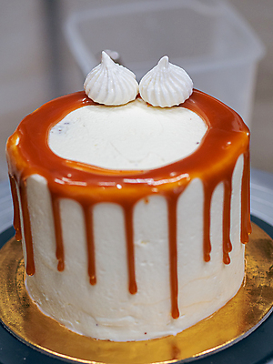 포토 JPG 해외이미지 모양 직업 전통 라이프스타일 음식 비즈니스 실내 요리 사람 사람없음 신체부위 장식 세로 과자 주방 얼음 앞치마 흰색 기구 축하 달콤 맛 굽기 계산대 크림 준비 만들기 각도 부드러움 토핑 레시피 층 충동구매 음식준비 휘핑크림 프로스팅 버터크림 스펀지케이크 해외202309 해외포토 자연요소 컬러 컨셉 모션 디저트 내부 생활 쇼핑 케이크 감각 구이 제빵 과소비 휘핑 파일형식