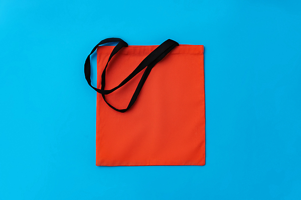 포토 JPG 해외이미지 사람없음 빨간색 파란배경 에코백 카피스페이스 해외202309 해외포토 컬러 백그라운드 가방 파란색 공백 에코 파일형식
