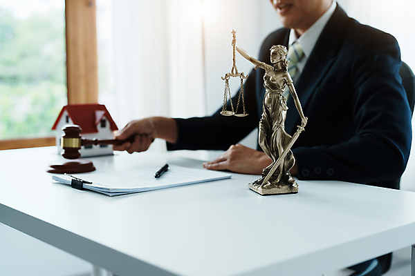 포토 JPG 해외이미지 남자 비즈니스 부동산 주택 한명 들기 상반신 성인 옆모습 모형 거래 중개인 계약 문서 의사봉 계약서 정의의여신상 성인남자한명만 해외202309 해외포토 직업 1 뷰포인트 모션 사람 건물 재산 여신상 남자한명만 성인남자만 파일형식